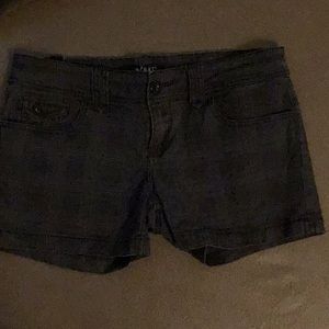 Ladies YMI gray and black crossed print jean shorts size 9